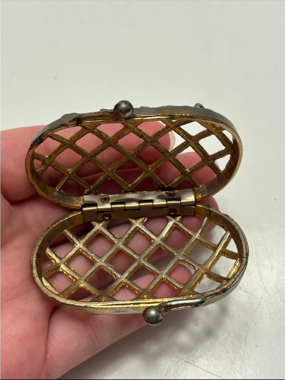 vintage metal cage or lattice-design mini coin clutch